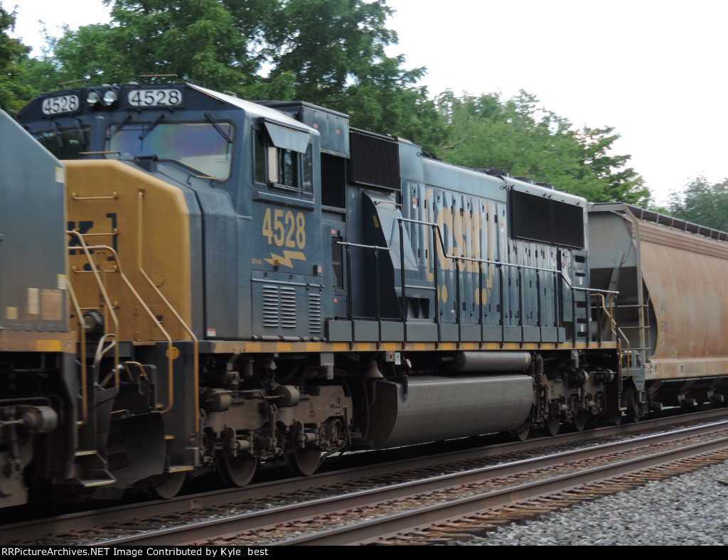 CSX 4528 